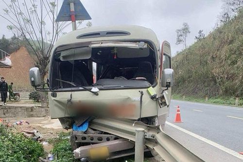 Xe khách tông vào lan can bên vệ đường Quốc lộ, nhiều người bị thương