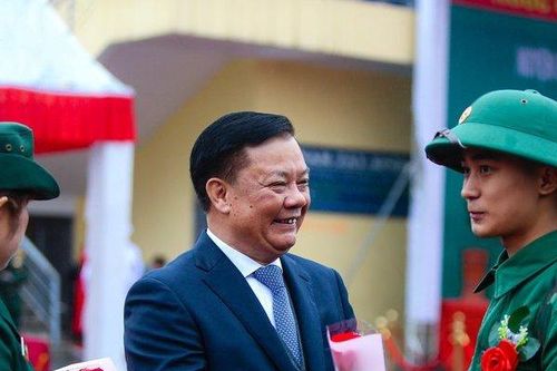 Bí thư, Chủ tịch Hà Nội tặng hoa, tiễn tân binh lên đường nhập ngũ