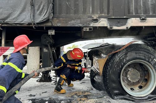 Ô tô đầu kéo bốc cháy khi dừng đèn đỏ ở Bình Định