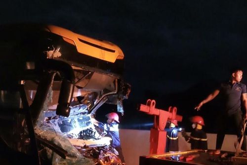 Xe khách giường nằm đâm đuôi xe tải trên cao tốc Nha Trang- Cam Lâm, lái xe và phụ xe tử vong