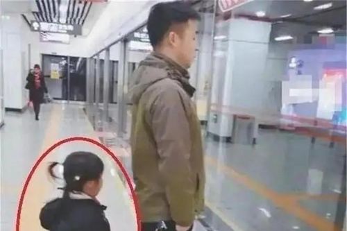 Bức ảnh 'giàu có' ở tàu điện ngầm gây sốt mạng xã hội