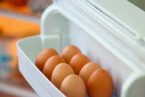 Bảo quản trứng ở cánh cửa tủ lạnh ai cũng tưởng đúng hóa ra sai lầm