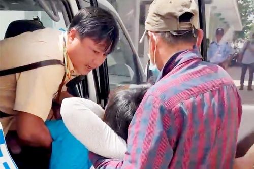 Cảnh sát giao thông dùng xe đặc chủng đưa bệnh nhân đi cấp cứu