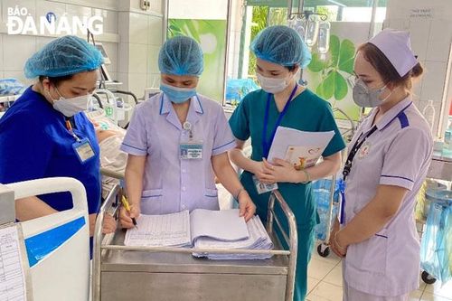 Nữ điều dưỡng trưởng tận tâm với nghề