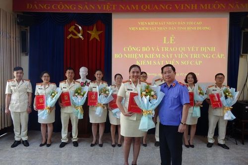 VKSND tỉnh Bình Dương và Hậu Giang trao quyết định bổ nhiệm Kiểm sát viên