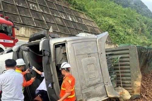 Ô tô tải lật trên cao tốc La Sơn - Túy Loan, tài xế tử vong