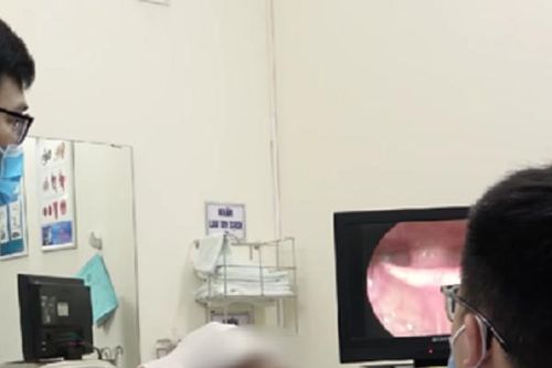 Đi khám vì rát họng, không ngờ phát hiện 'dị vật' ngọ nguậy trong cổ