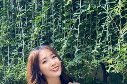 Chân dung MC song ngữ vừa đa tài vừa xinh đẹp