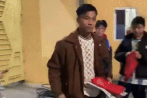 Văn Thanh lên đồ bảnh bao, được gái xinh lái xe sang 4 tỷ đến đón sau trận đấu
