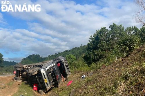 Lật xe đầu kéo trên tuyến La Sơn - Hòa Liên, tài xế tử vong