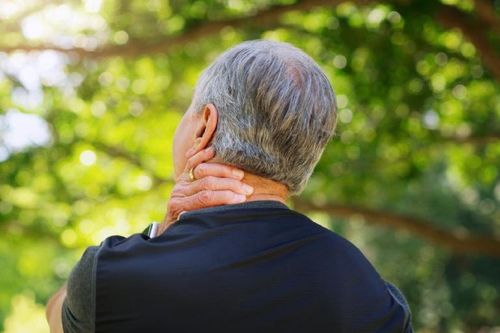 Điều trị đau cho người già và những lưu ý khi dùng thuốc