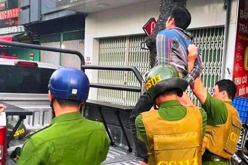 Khống chế người đàn ông cầm dao, la hét trên đường
