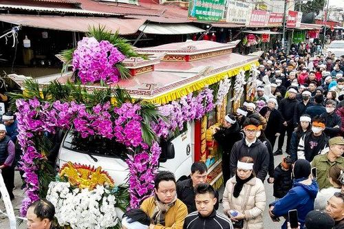 Dòng người tiễn biệt 'báu vật nhân văn' thực hành tín ngưỡng thờ Mẫu