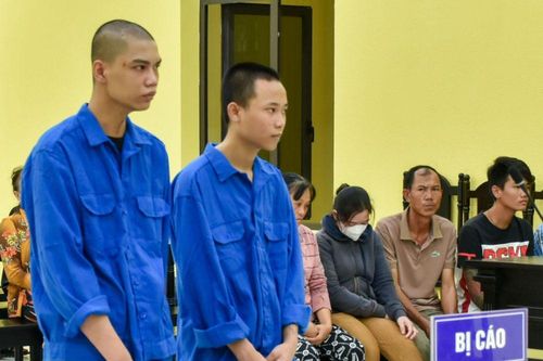Chia nhau 18 năm tù vì hành vi côn đồ