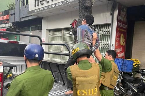 Khống chế đối tượng cầm dao gây rối