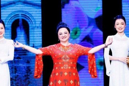 Phu nhân đại sứ quốc tế trình diễn áo dài Việt Nam
