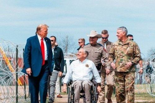 Ông Biden và ông Trump cùng tới biên giới, thống đốc Texas đón một người