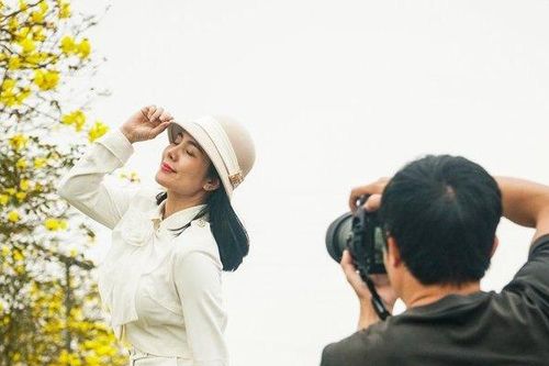 Người dân thích thú check in bên đường hoa phong linh rực vàng