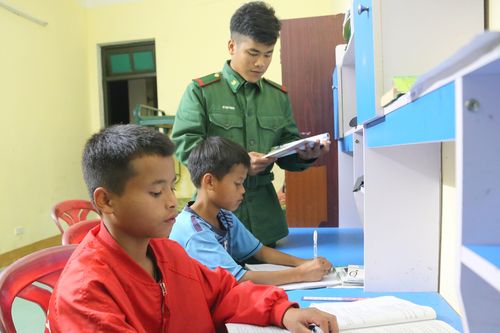 Biên phòng Quảng Trị thắp sáng ước mơ cho con nuôi lính 'quân hàm xanh'