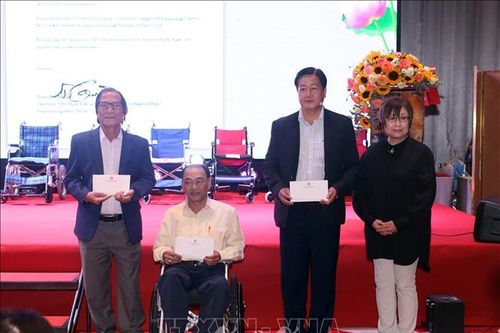 Quỹ hỗ trợ đóng góp xã hội Nhật Bản tặng xe lăn cho người khuyết tật tại Đà Nẵng