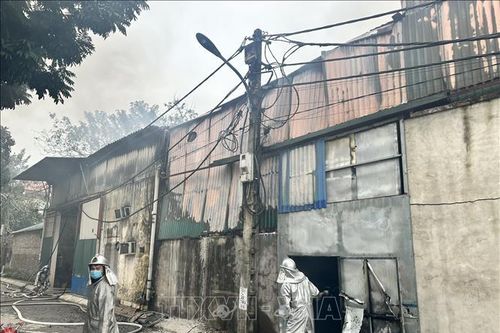 Hà Nội: 150 m2 nhà xưởng chuyên sản xuất thiết bị điện bị cháy