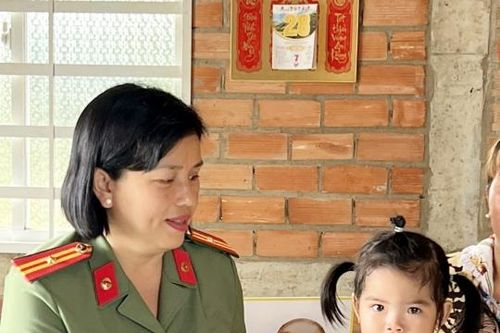 Những người mẹ 'áo xanh', điểm tựa của trẻ mồ côi
