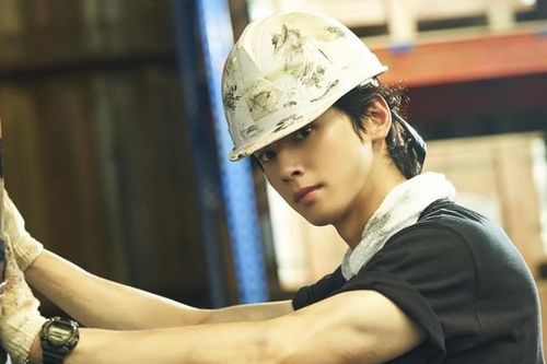 Không hổ danh 'mỹ nam siêu thực', Cha Eun Woo vào vai công nhân lem luốc vẫn đẹp