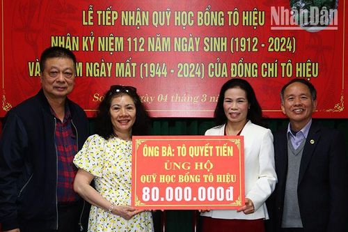 Gia đình thân nhân Liệt sĩ Tô Hiệu ủng hộ Quỹ học bổng Tô Hiệu