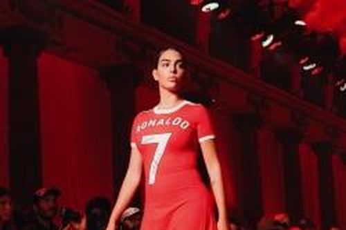 Georgina Rodriguez đưa áo đấu của bạn trai C. Ronaldo lên sàn catwalk