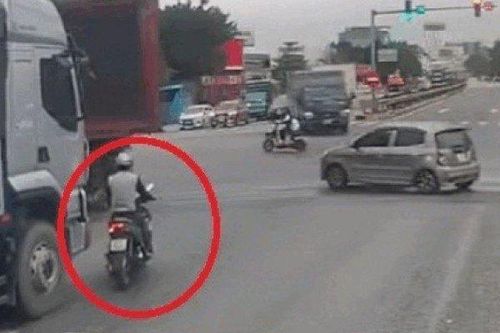 Clip: Thót tim lái xe máy va chạm ngã ngay đầu ôtô tải