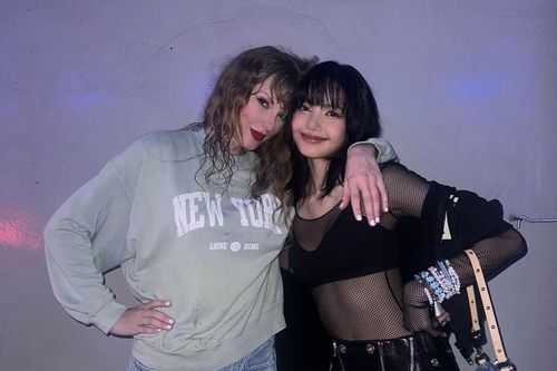 Taylor Swift ôm Lisa thân thiết hậu trường concert ở Singapore
