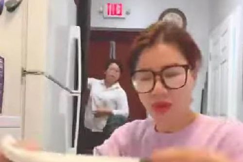 Trang Khàn ở Mỹ: 'Vợ chồng ngủ riêng, bằng cấp không có, người ta trả cho 20 đô một ngày là may rồi'
