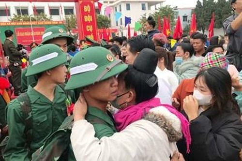 Nhóm bạn thân viết đơn tình nguyện nhập ngũ