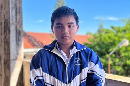 Nam sinh nhặt được của rơi trả lại người đánh mất
