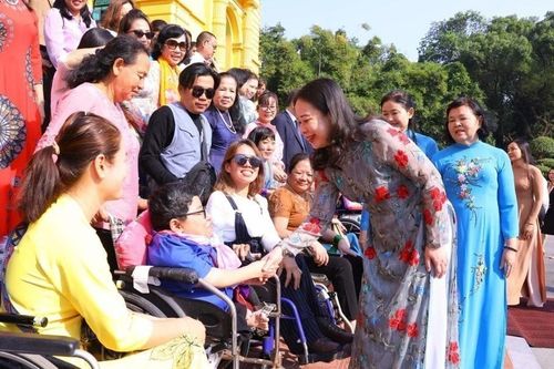 Tôn vinh những cống hiến của phụ nữ trong thời đại mới