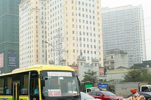 Hà Nội tăng cường xử lý xe đón, trả khách sai quy định