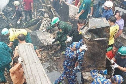 Cán bộ, chiến sĩ Trạm ra đa 600 tham gia chữa cháy nhà dân
