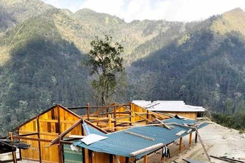 Lốc xoáy gây tốc mái nhà cửa, trường học tại Yên Bái, Lào Cai