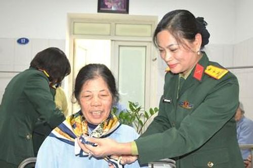 Trao quà tặng các bệnh nhân nữ tại Bệnh viện Đa khoa Đống Đa