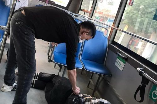 Nhân viên xe buýt kịp thời cấp cứu người bị tai nạn giao thông bất tỉnh