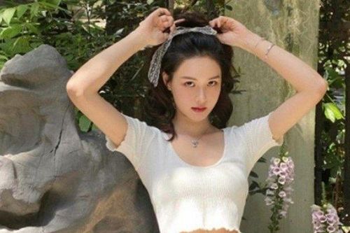 Nữ blogger có eo 'siêu thực' bất chấp ăn như 'hùm'