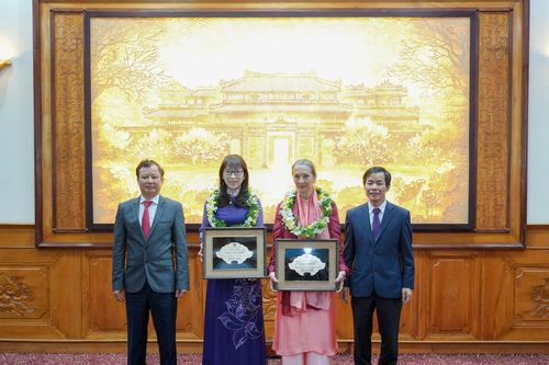 Vinh danh Công dân danh dự tỉnh Thừa Thiên Huế cho 2 phụ nữ người nước ngoài