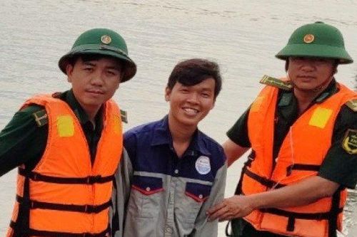 TP.HCM: Cứu thanh niên trôi hơn 1km trên sông