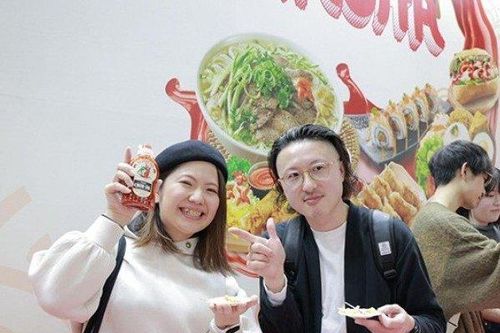 Thực khách xếp hàng đợi thưởng thức đặc sản Việt cùng tương ớt Chin-su Sriracha tại Foodex Nhật Bản 2024