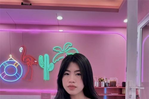 Xả vai 'cơn lốc đường biên' hotgirl bóng đá Thanh Nhã diện đồ táo bạo đi trà sữa