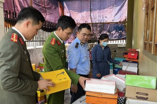 Nghệ An: Xử phạt cơ sở kinh doanh giày dép không rõ nguồn gốc xuất xứ