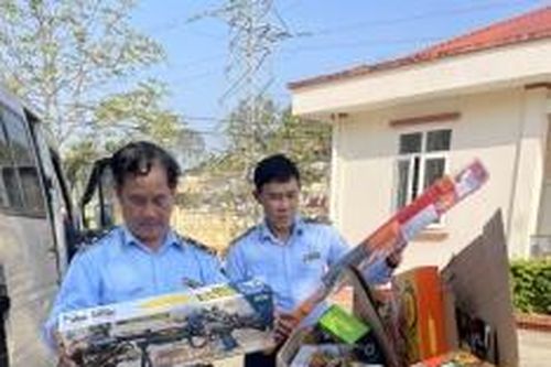 Lạng Sơn: Phát hiện, tạm giữ gần 1.400 sản phẩm quần áo, đồ chơi nhập lậu