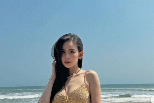 Hot girl có 'nụ cười triệu view' khoe eo cong mặc gì cũng đẹp