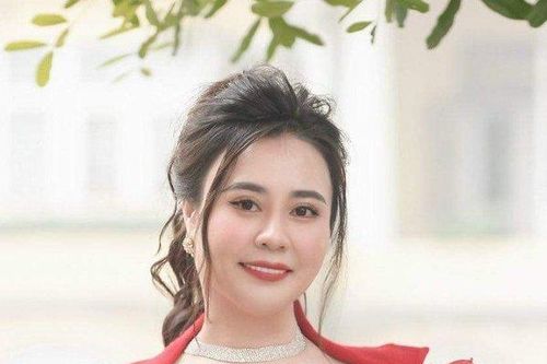 Ngày 8/3, Hoa hậu Phan Kim Oanh ngạc nhiên với món quà từ Dubai