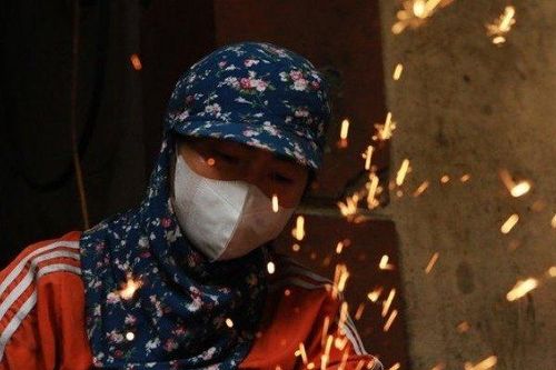 Về làng nghề rèn nổi tiếng xem nữ nghệ nhân độc nhất luyện thép, mài dao